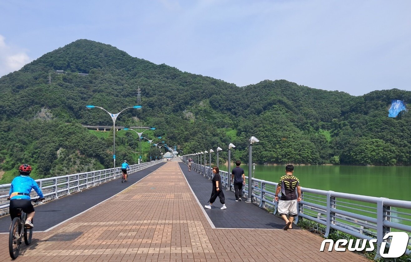 본문 이미지 - 8월의 마지막 일요일인 27일 대청댐을 찾은 시민들이 주말의 여유를 즐기고 있다. /뉴스1 ⓒNews1 최일 기자