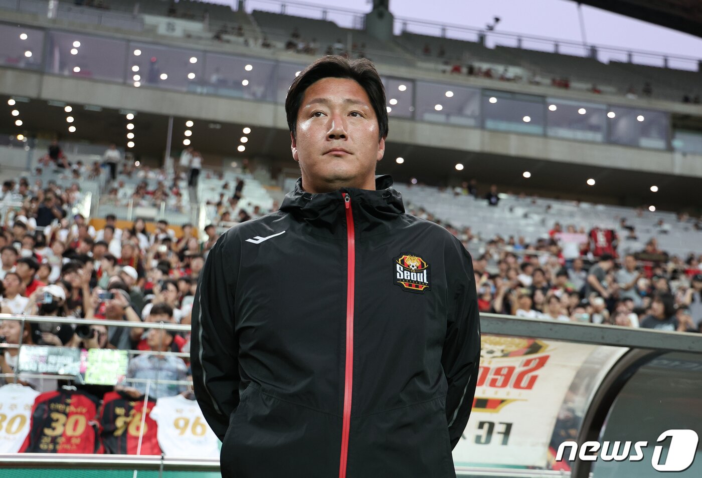 본문 이미지 - 27일 오후 서울 마포구 서울월드컵경기장에서 열린 프로축구 ‘2023 하나원큐’ K리그1 25라운드 FC서울과 울산현대의 경기에서 김진규 FC서울 감독 대행이 그라운드를 바라보고 있다. 2023.8.27/뉴스1 ⓒ News1 이재명 기자