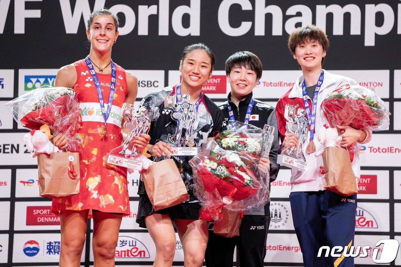 본문 이미지 - 2023년 덴마크 세계선수권에서 한국 배드민턴사 최초로 단식 우승자가 된 안세영. ⓒ AFP=뉴스1