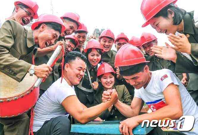 (평양 노동신문=뉴스1) = 북한 노동당 기관지 노동신문은 28일 서포지구 새 거리를 건설하고 있는 청년건설자들을 조명하면서 