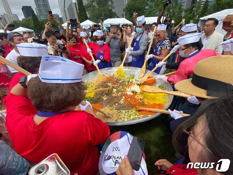 오전 행사 중 가장 호응이 컸던 비빔밥 만들기 행사. 지금은 중단된 예전 한인 축제&#40;브림마 축제&#41;에서 제일 인기를 끌었던 행사가 6년 만에 재현됐다. ⓒ News1 박영주 통신원