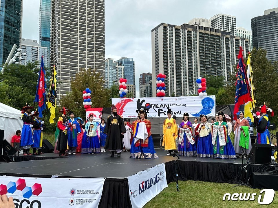 본문 이미지 - &#39;한복 패션쇼&#39;도 주목받았다. 전통 의상과 함께 현대적인 한복을 선보이면서 &#39;한복의 과거와 현재&#39;를 선보였다는 것이 주최 측 설명이다. ⓒ News1 박영주 통신원