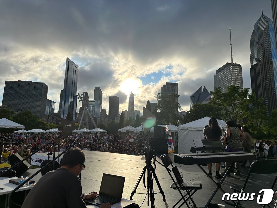 본문 이미지 - 올해 10월 경남 창원에서 열리는 &#39;2023 창원 K-POP 페스티벌&#39; 미국 중서부 예선전을 겸한 &#39;K-POP 경연대회&#39;는 관람객들 떼창도 쏟아졌다. &#39;외국인이 사회를 보고, 경연한 K-POP 대회&#39;라는 게 특징이다. ⓒ News1 박영주 통신원