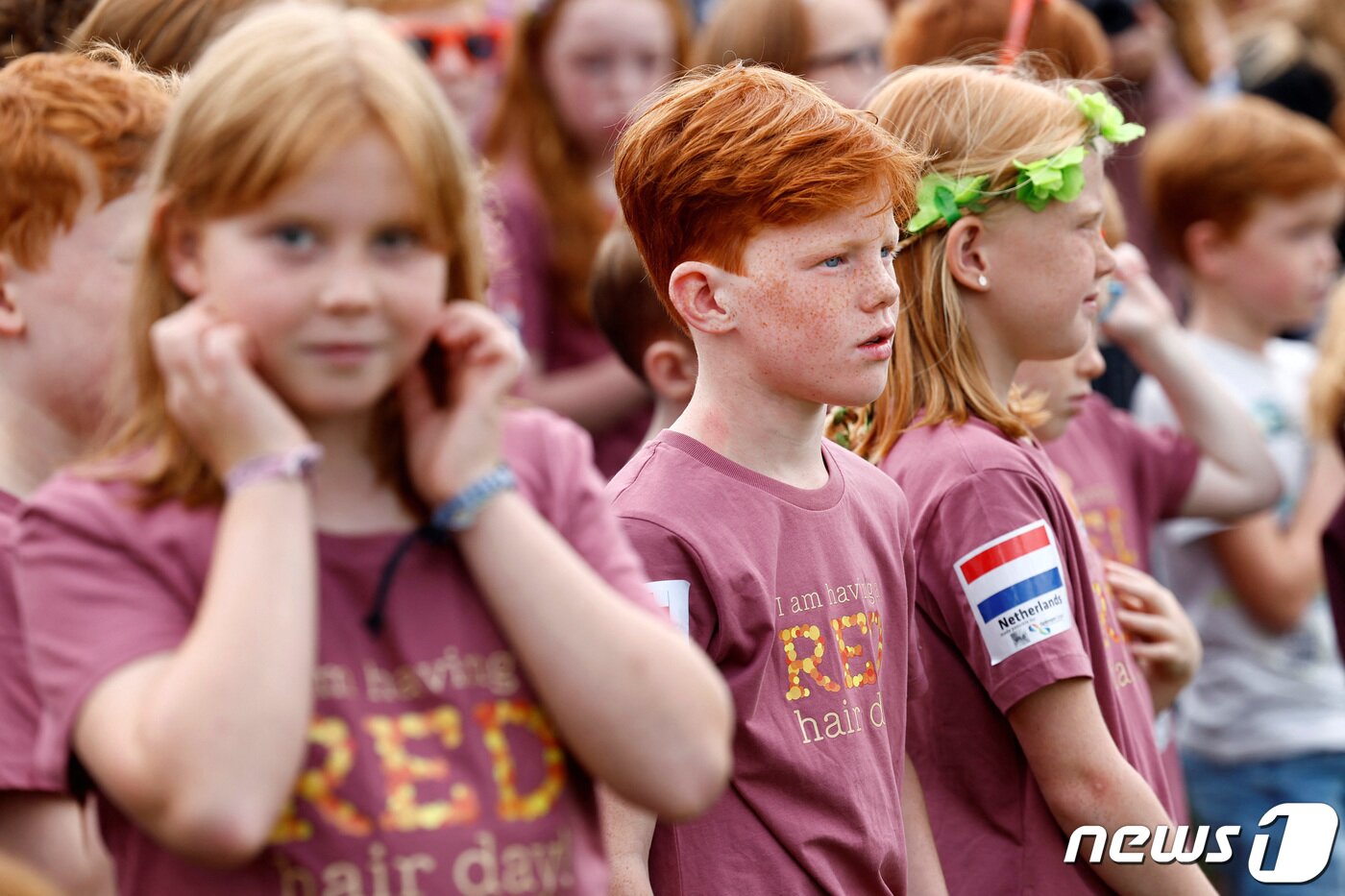 본문 이미지 - 27일(현지시간) 전 세계 인구의 1~2%밖에 안 되는 '빨간 머리' 수천명이 네덜란드 남부 틸부르흐에서 연례 '빨간 머리의 날' 축제에 참여해 네덜란드를 붉게 물들였다. 2023.08.27/ ⓒ 로이터=뉴스1 ⓒ News1 박재하 기자