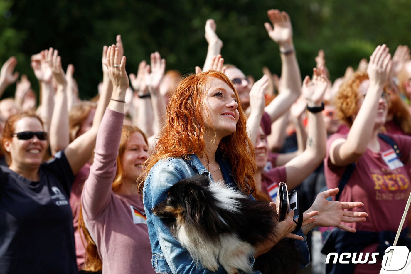 본문 이미지 - 27일(현지시간) 전 세계 인구의 1~2%밖에 안 되는 '빨간 머리' 수천명이 네덜란드 남부 틸부르흐에서 연례 '빨간 머리의 날' 축제에 참여해 네덜란드를 붉게 물들였다. 2023.08.27/ ⓒ 로이터=뉴스1 ⓒ News1 박재하 기자