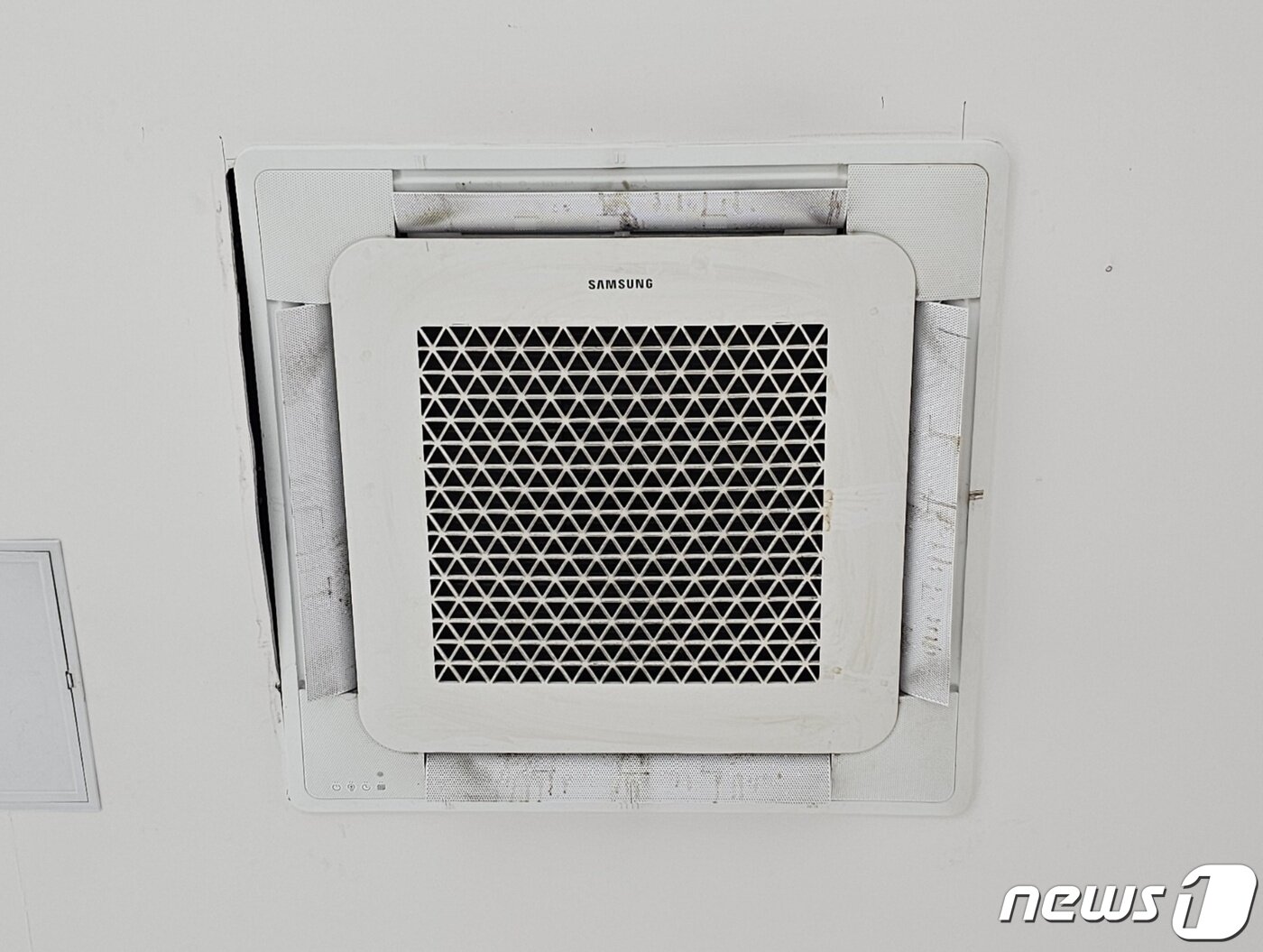 본문 이미지 - 비콘 그라운드의 한 입점업체에 설치된 천장에어컨 주변으로 틈이 생기고 있다. 비콘 위 고가도로의 진동 때문이다. (독자제공)