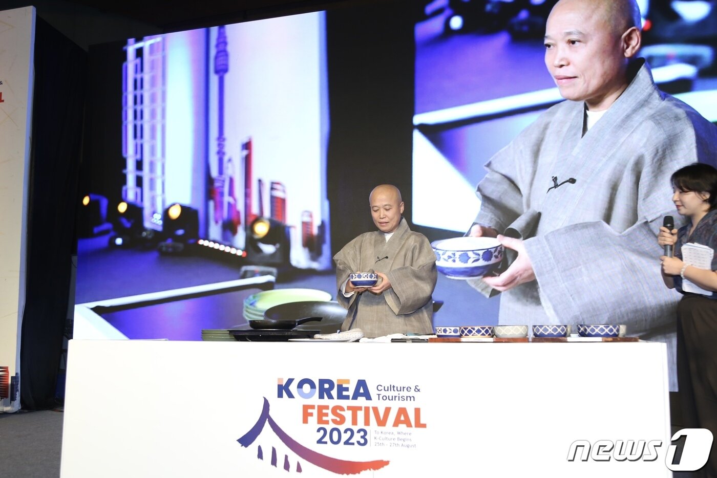 본문 이미지 - 인도에서 열린 2023 한국관광 페스티벌에서 진해앟ㄴ 우관스님 사찰음식 시연회&#40;문체부 제공&#41;