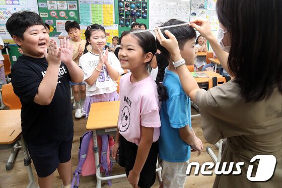 한 초등학교 교실에서 담임 선생님이 학생들의 키를 재는 모습. (사진은 기사 내용과 무관함) / 뉴스1 © News1 공정식 기자