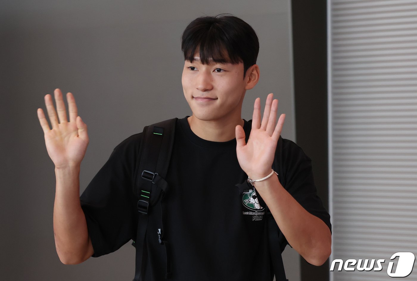 본문 이미지 - 잉글랜드 챔피언십(2부 리그) 스토크시티 이적을 앞둔 배준호가 28일 인천국제공항에서 메디컬 테스트를 위해 출국하고 있다. 2023.8.28/뉴스1 ⓒ News1 김민지 기자