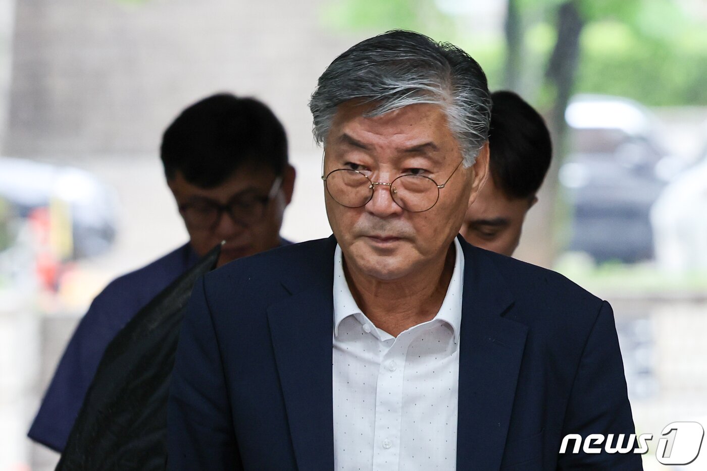 본문 이미지 - 프로축구 구단 입단을 대가로 금품수수 혐의를 받는 이종걸 전 안산 그리너스FC 대표가 28일 오전 서울 서초구 중앙지방법원에서 열린 두번째 영장실질심사에 출석하고 있다. 2023.8.28/뉴스1 ⓒ News1 안은나 기자