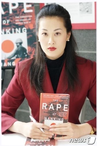 자신의 책을 들고 있는 아이리스 장 - 위키피디아 갈무리