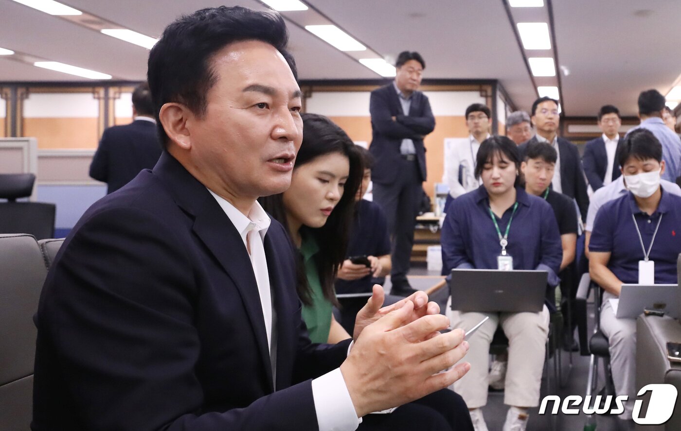 본문 이미지 - 원희룡 국토교통부 장관이 28일 오전 세종시 정부세종청사에서 열린 기자간담회에 참석하여 출입기지단의 질문에 답하고 있다. 2023.8.28/뉴스1 ⓒ News1 김기남 기자