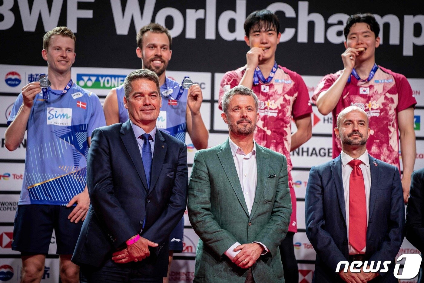 본문 이미지 - 세계선수권 남자 복식 시상식에 오른 서승재-강민혁(오른쪽). ⓒ AFP=뉴스1
