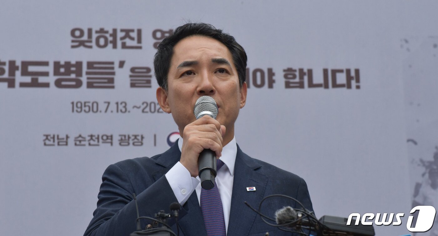 본문 이미지 - 박민식 국가보훈부 장관이 28일 전남 순천역 광장에서 취재진과 질의응답을 하고 있다.2023.8.28/뉴스1 ⓒ News1 김동수 기자