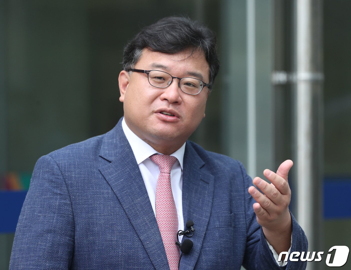 본문 이미지 - 웹툰작가 주호민씨의 아들을 담당한 특수교사 A씨의 아동학대범죄의 처벌 등에 관한 특례법 위반 혐의 3차 공판이 재개된 28일 오후 경기 수원시 영통구 수원지방법원에서 김기윤 경기도교육청 고문 변호사가 취재진의 질문에 답하고 있다. 2023.8.28/뉴스1 ⓒ News1 김영운 기자
