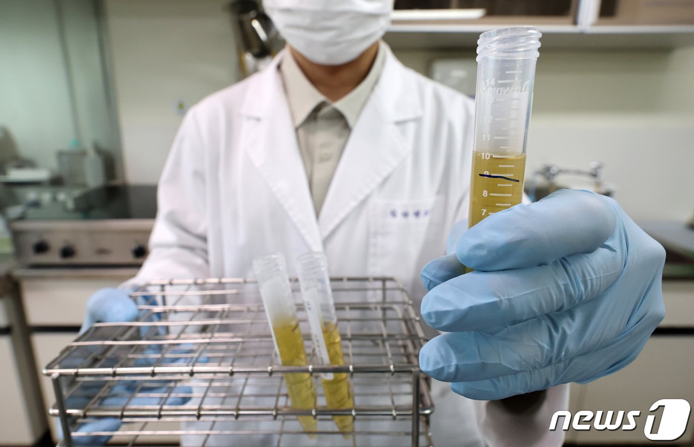 본문 이미지 - 마약류 무료 익명검사를 시행한 28일 서울 강남구 보건소에서 임상병리사가 소변이 담긴 병을 들고 검사하고 있다.  2023.8.28/뉴스1 ⓒ News1 김성진 기자