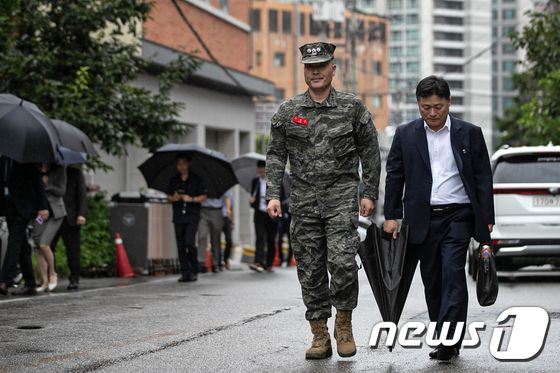박정훈 전 해병대 수사단장(왼쪽). 2023.8.28/뉴스1 © News1 이승배 기자