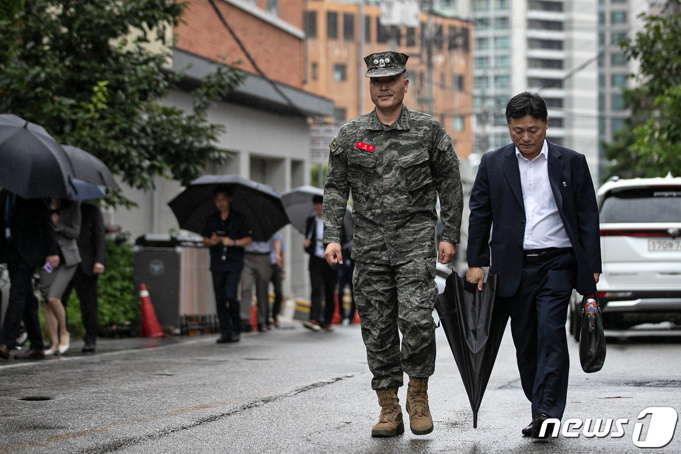 본문 이미지 - 박정훈 전 해병대 수사단장&#40;왼쪽&#41;. 2023.8.28/뉴스1 ⓒ News1 이승배 기자