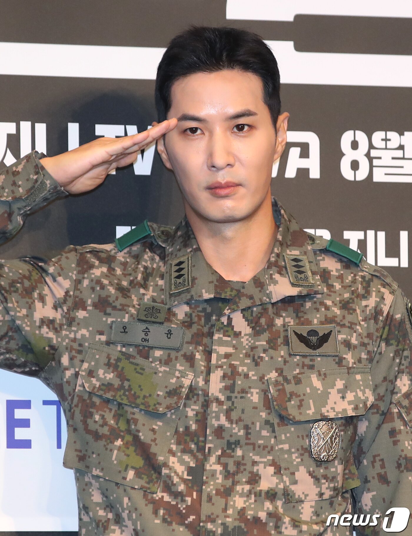 본문 이미지 - 배우 김지석이 28일 서울 구로구 더세인트에서 열린 지니 TV 오리지널 '신병2' 제작발표회에서 포즈를 취하고 있다. '신병2'는 '신병' 시즌1에 이어지는 스토리로 일병만 되면 편해질 줄 알았던 신병 박민석(김민호 분) 앞에 화생방보다 독한 중대장 오승윤(김지석 분)이 부임하면서 펼쳐지는 파란만장한 군대 생활관 라이프를 그린 드라마다. 2023.8.28/뉴스1 ⓒ News1 권현진 기자