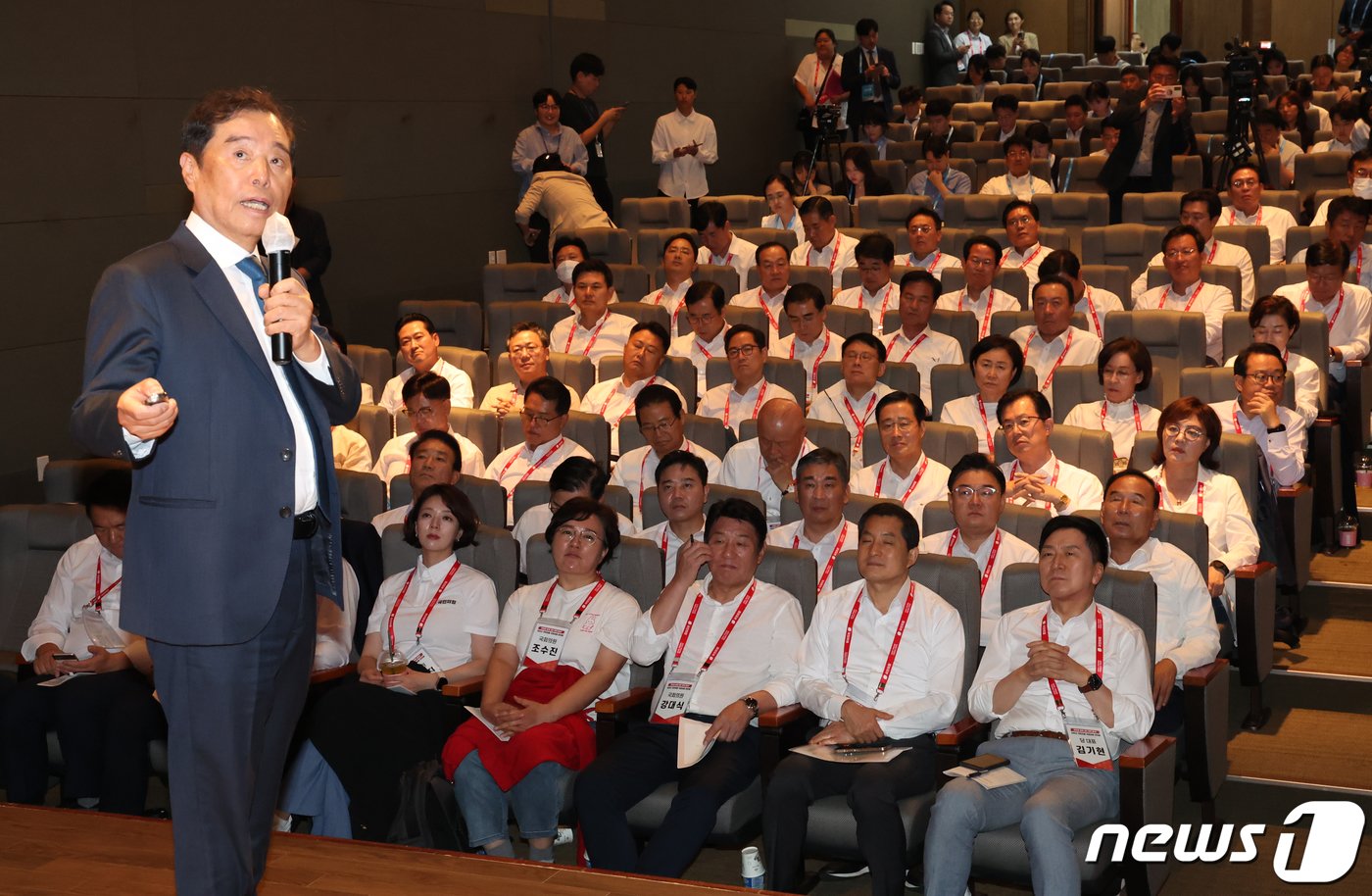 본문 이미지 - 김병준 한국경제인연합회 고문이 28일 인천 중구 인천국제공항공사 인재개발원에서 열린 '2023 국회의원 연찬회'에서 특강을 하고 있다. 2023.8.28/뉴스1 ⓒ News1 송원영 기자