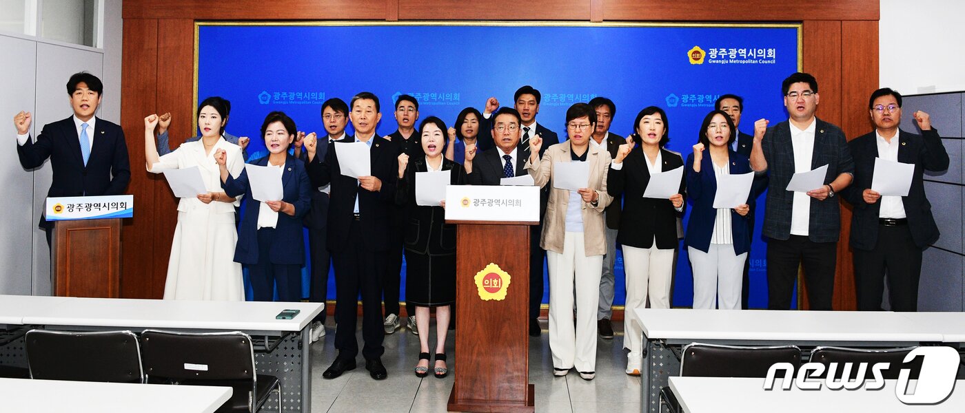 본문 이미지 - 더불어민주당 광주시의원들이 28일 시의회 브리핑룸에서 기자회견을 열고 '정율성 공원조성 사업' 논란에 대한 입장을 밝히고 있다.(광주시의회 제공)2023.8.28/뉴스1 