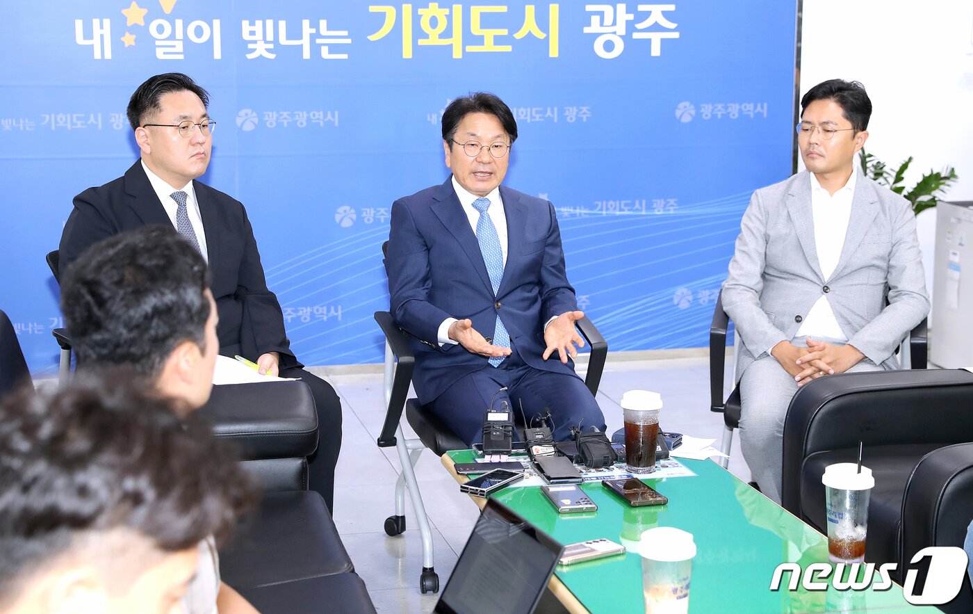 본문 이미지 - 강기정 광주시장이 28일 시청 기자실에서 간담회를 갖고 정율성 역사공원 조성 사업과 관련한 입장을 밝히고 있다.(광주시 제공)2023.8.28/뉴스1 