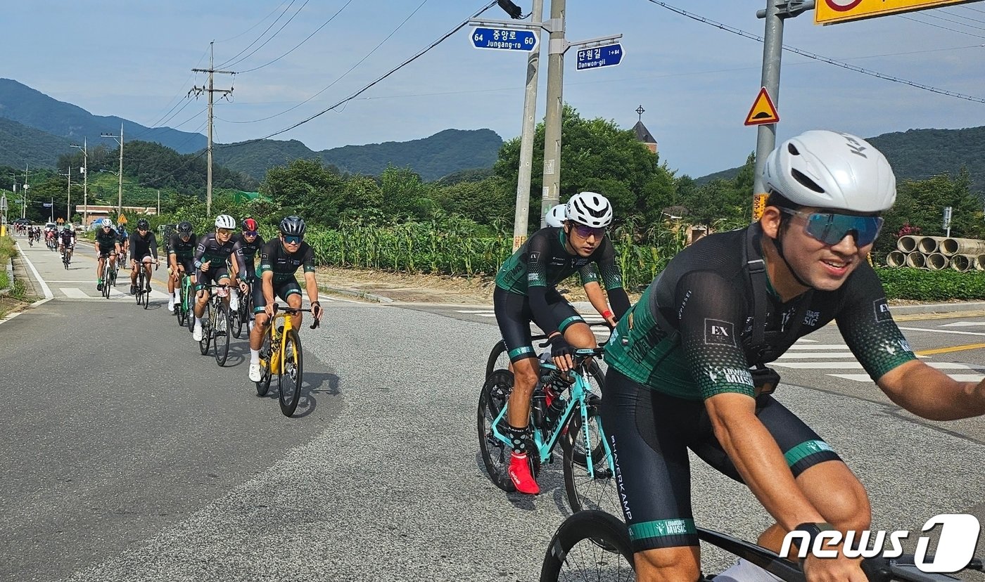 지난 27일 충북 괴산에서 열린 &#39;이화령 메디오폰도 전국자전거대회&#39;.&#40;괴산군 제공&#41;/뉴스1