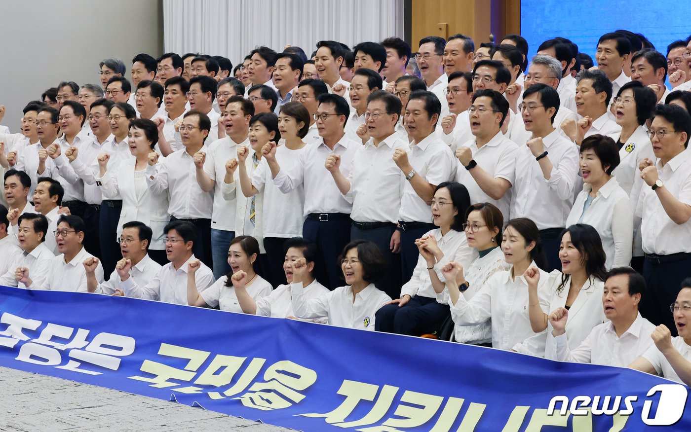 본문 이미지 - 이재명 더불어민주당 대표와 의원들이 28일 오후 강원 원주시 오크밸리리조트에서 열린 '2023 정기국회 대비 국회의원 워크숍'에서 파이팅을 외치고 있다. 2023.8.28/뉴스1 ⓒ News1 황기선 기자
