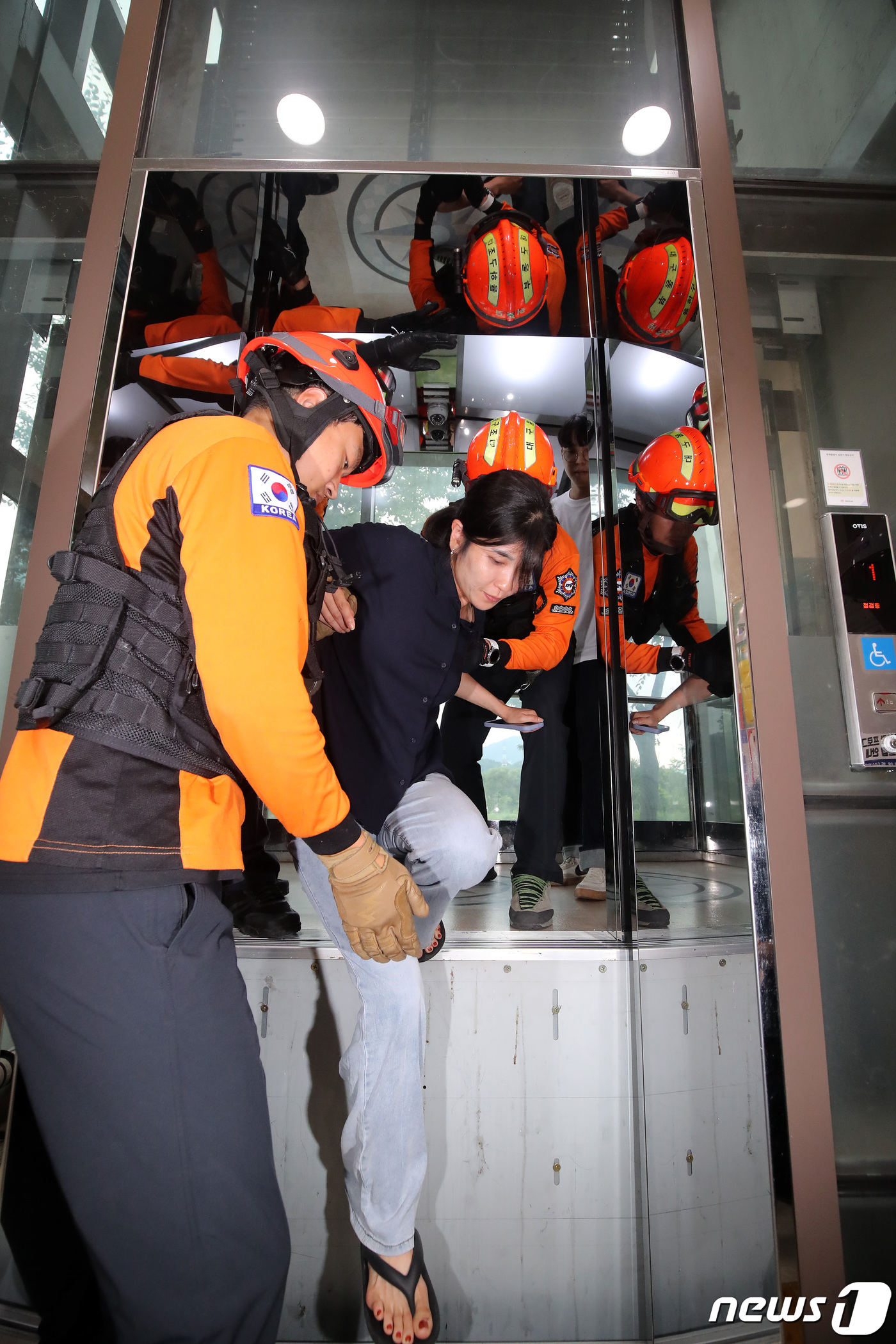 (대구=뉴스1) 공정식 기자 = 28일 오후 대구 동구 안심도서관에서 열린 '2023년 승강기 사고대응 합동훈련'에서 동부소방서 119구조대가 승강기 내부에 갇힌 시민을 구조하고 …