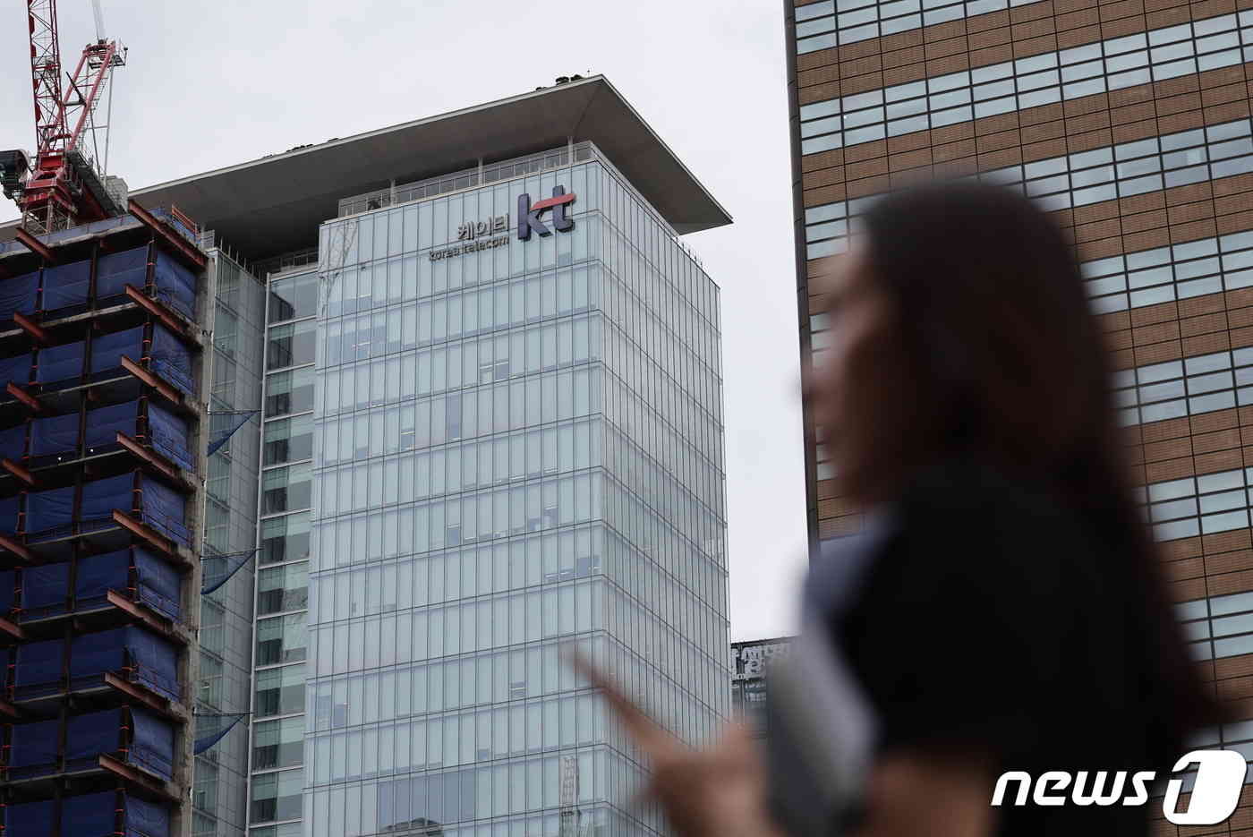 서울 종로구 KT광화문빌딩 앞을 시민이 지나고 있다. 2023.8.28/뉴스1 © News1 안은나 기자