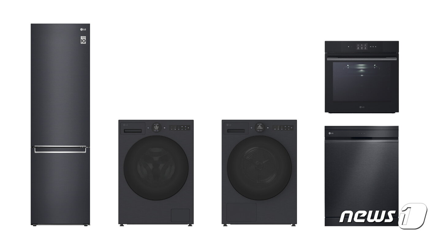 본문 이미지 -  LG전자가 IFA 2023에서 최고 수준의 에너지 효율을 갖춘 다양한 생활가전 신제품을 앞세워 유럽시장 공략을 강화한다. 왼쪽부터 LG전자 고효율 냉장고, 세탁기, 건조기, 인스타뷰 오븐(위), 식기세척기(아래). (LG전자 제공)