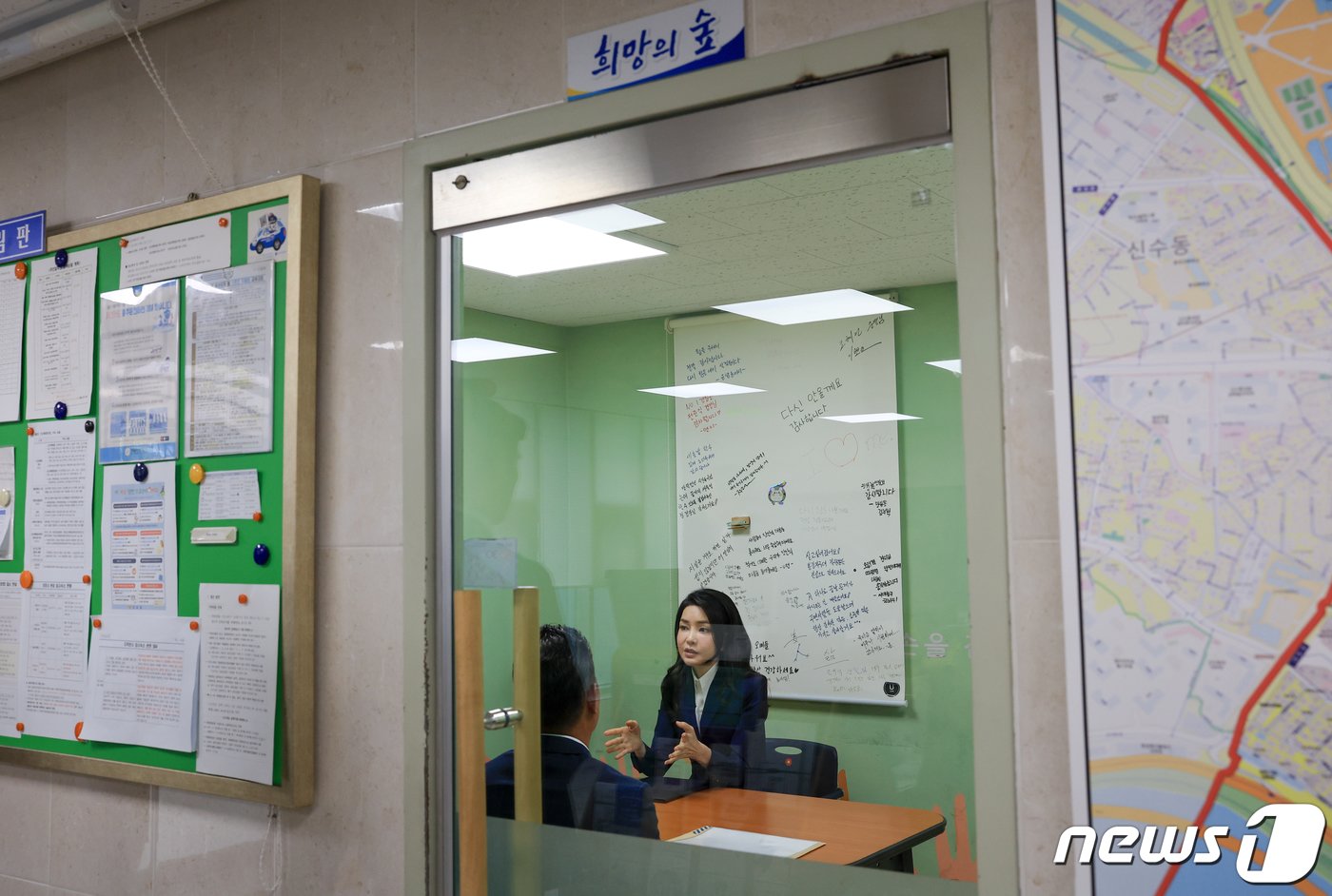 본문 이미지 - 김건희 여사가 28일 서울 용산구 마포경찰서 용강지구대(마포대교 관할)에서 열린 자살시도자 구조 현장 경찰관 간담회에 앞서 상담실에서 자살 시도 경험자를 만나 극복 경험 등과 관련한 대화를 나누고 있다. (대통령실 제공) 2023.8.28/뉴스1 ⓒ News1 오대일 기자