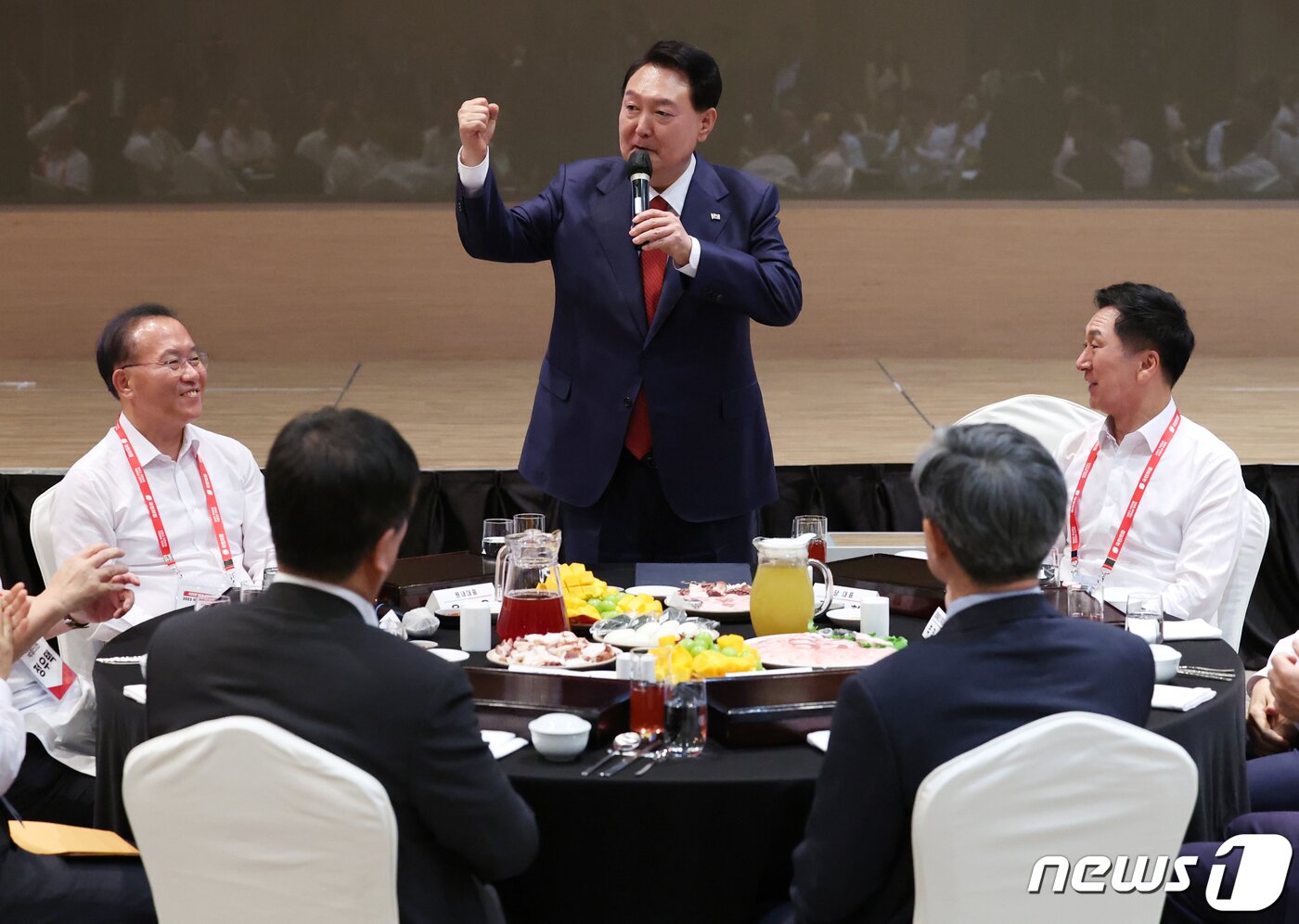 본문 이미지 - 윤석열 대통령이 작년 8월 28일 열린 2023 국민의힘 국회의원 연찬회 만찬에 참석한 모습. &#40;뉴스1 DB&#41;