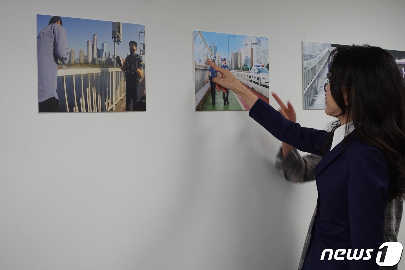 본문 이미지 - 김건희 여사가 28일 서울 용산구 마포경찰서 용강지구대(마포대교 관할)에서 열린 자살시도자 구조 현장 경찰관 간담회에서 자살시도자 구조 활동 사진에 대한 설명을 듣고 있다. (대통령실 제공) 2023.8.28/뉴스1 ⓒ News1 오대일 기자