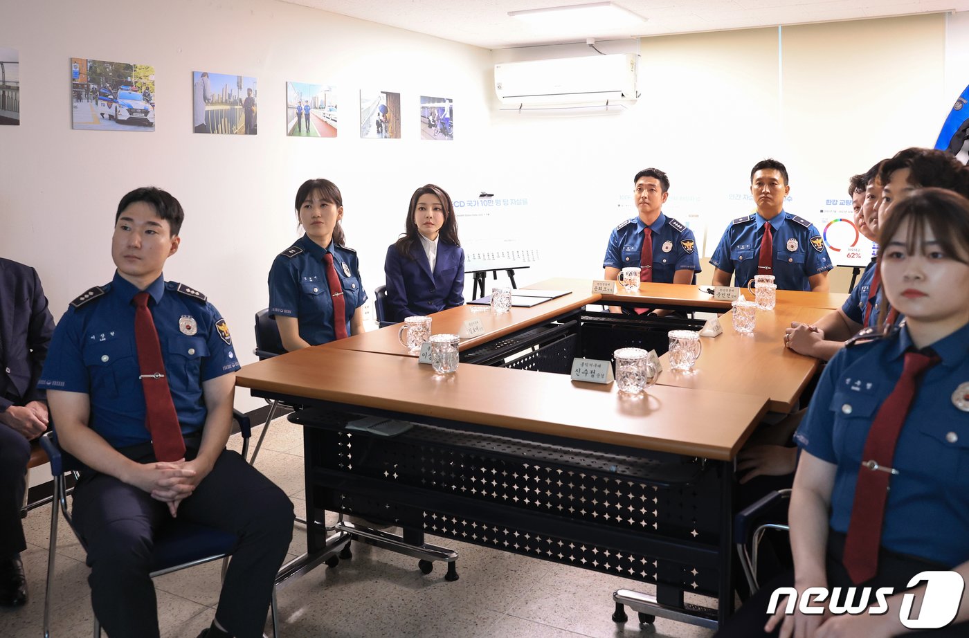 김건희 여사가 28일 서울 용산구 마포경찰서 용강지구대&#40;마포대교 관할&#41;에서 열린 자살시도자 구조 현장 경찰관 간담회에서 자살시도자 대응 및 구조 영상을 시청하고 있다. &#40;대통령실 제공&#41; 2023.8.28/뉴스1 ⓒ News1 오대일 기자