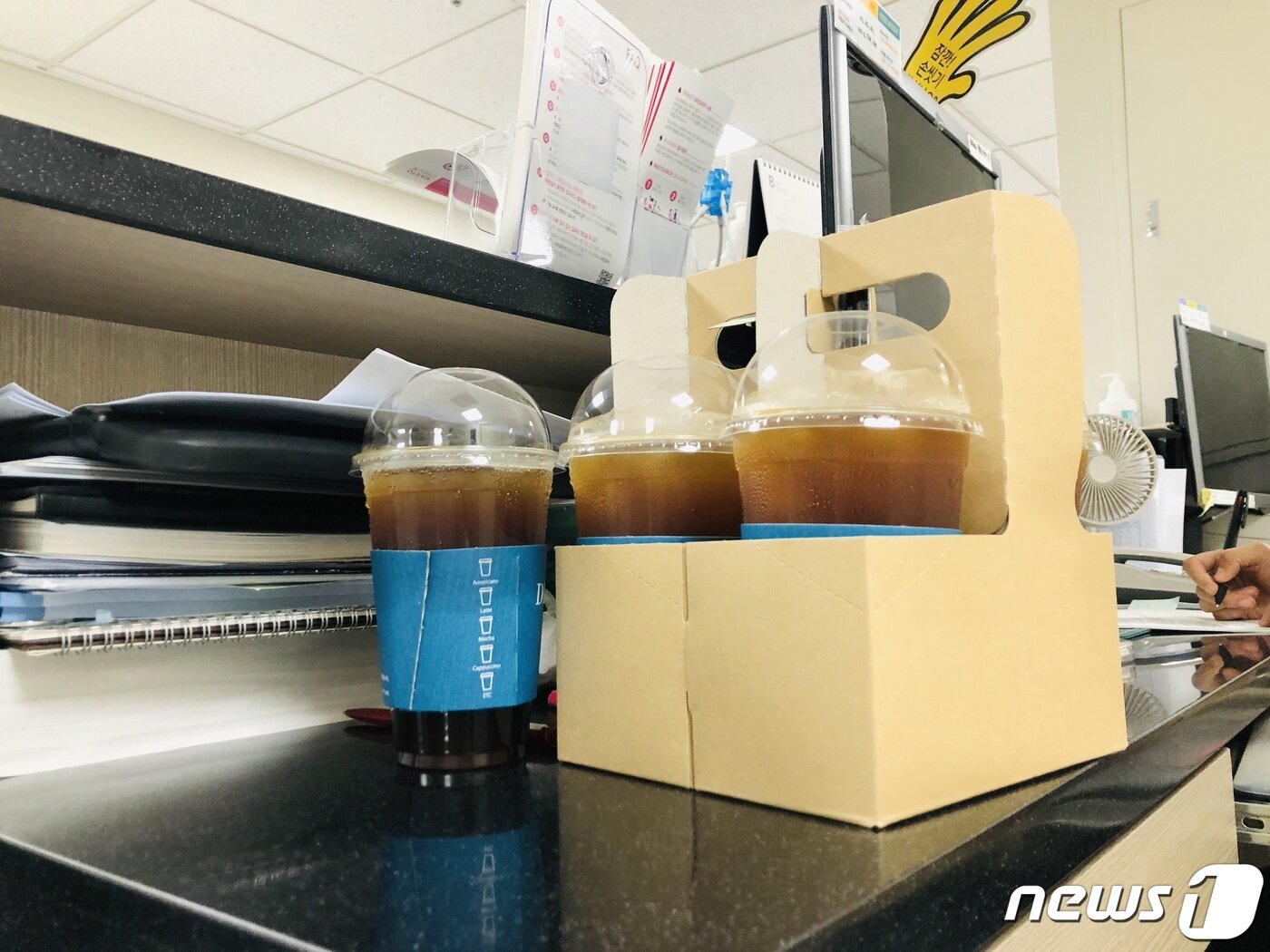 본문 이미지 - 지난 24일 서울백병원 2층 외과 진료실 앞 안내데스크에 한 환자가 그동안 정들었던 의료진들을 위해 선물로 커피를 놓고 간 모습이다. 의료진은 진료에 바빠 얼음이 다 녹을 때까지 커피에 한 입도 대지 못했다. 2023.8.24/뉴스1 ⓒ News1 박혜연 기자