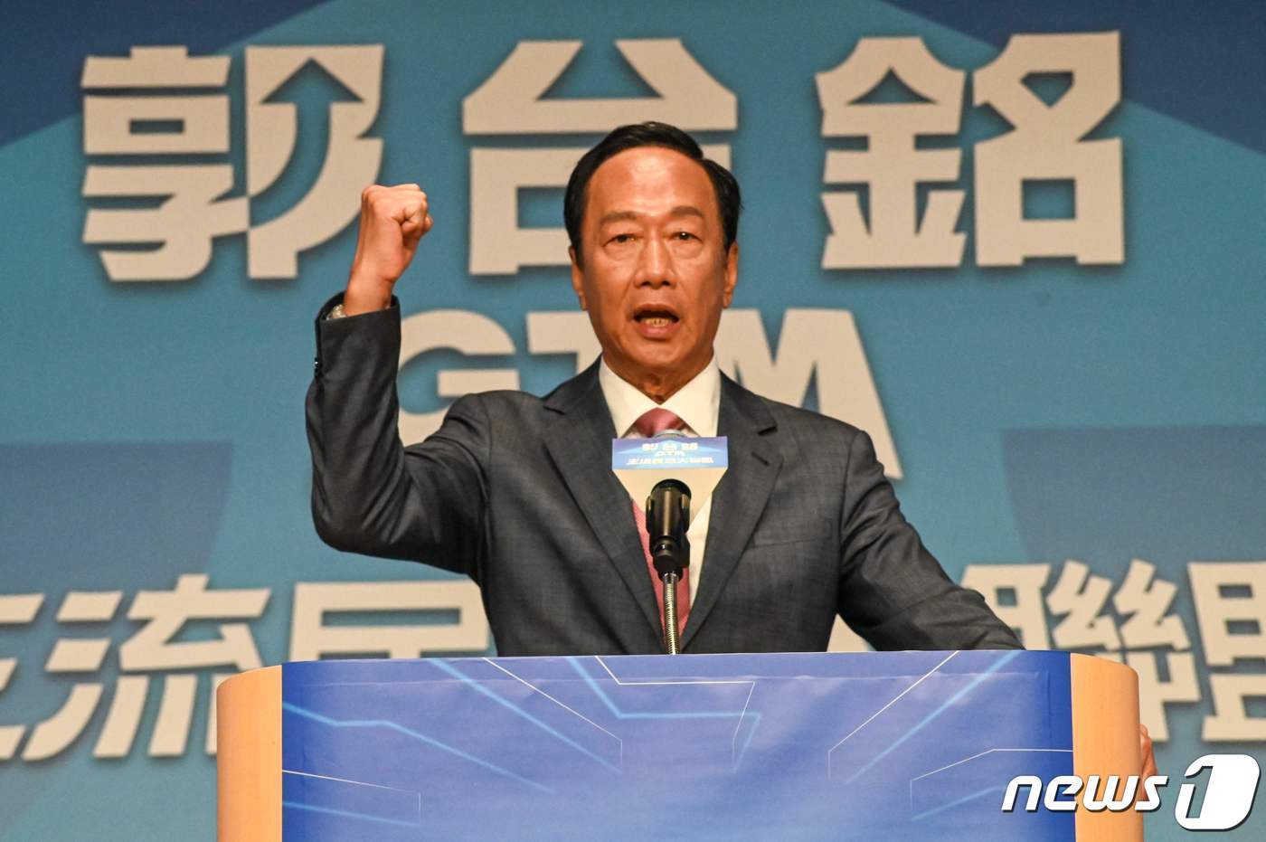 본문 이미지 - 궈타이밍 폭스콘 창업자가 28일 (현지시간) 대만 타이베이 장룽파기금회 건물에서 기자회견을 갖고 내년 총통 선거에 무소속으로 출마하겠다고 밝히고 있다. 2023.8.29 ⓒ AFP=뉴스1 ⓒ News1 우동명 기자