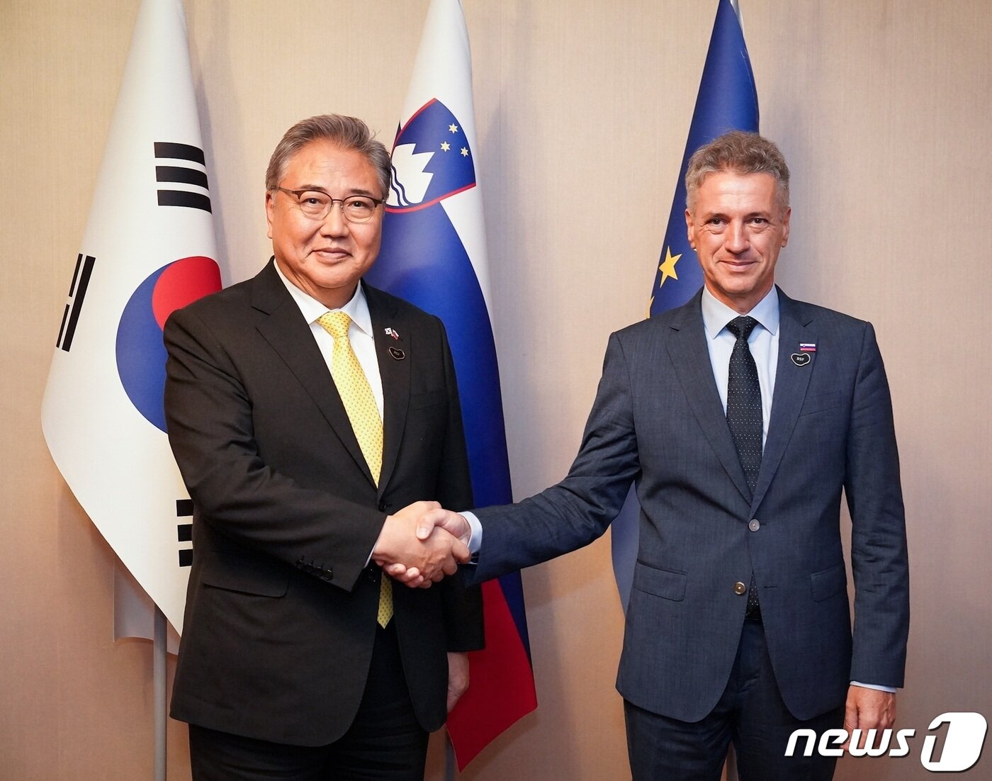 본문 이미지 - 박진 외교부 장관(왼쪽)과 로버트 골롭 슬로베니아 총리. (외교부 제공) 2023.8.29./뉴스1