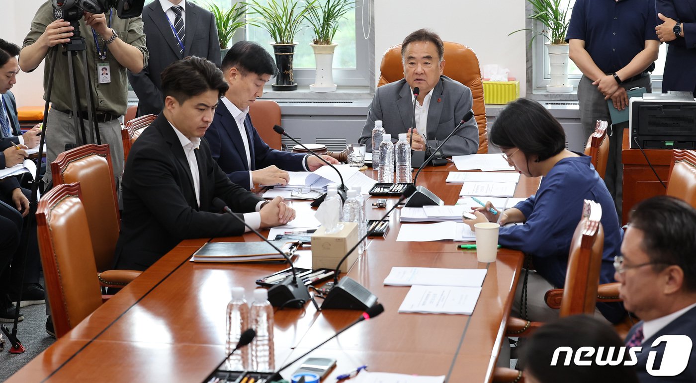본문 이미지 - 송재호 안건조정위원장이 29일 서울 여의도 국회에서 열린 행정안전위원회 안건조정위원회에서 발언하고 있다. 2023.8.29/뉴스1 ⓒ News1 이동해 기자