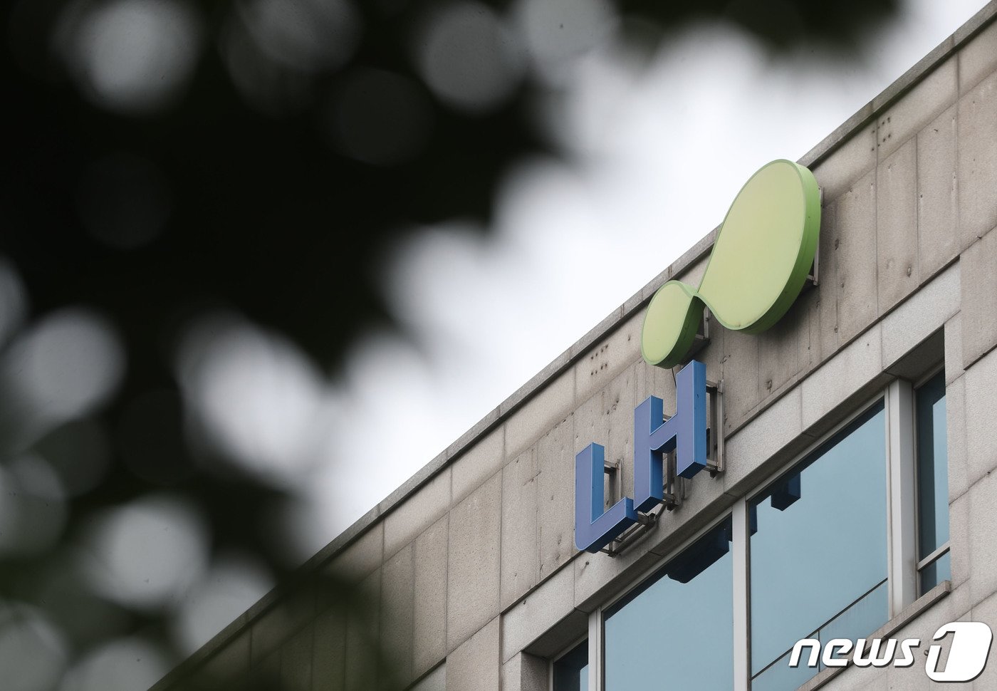 본문 이미지 - 경찰이 한국토지주택공사(LH)가 시행한 경기남부지역 무량판공법 철근누락 아파트단지 의혹과 관련해 29일 강제수사에 나섰다. 사진은 이날 오전 경기 성남시 분당구 한국토지주택공사(LH) 경기남부지역본부의 모습. 2023.8.29/뉴스1 ⓒ News1 김영운 기자