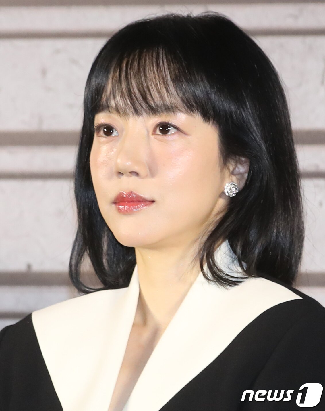 본문 이미지 - 배우 임수정이 29일 서울 용산구 CGV용산아이파크몰에서 열린 영화 '거미집(감독 김지운)' 제작보고회에서 매력을 발산하고 있다. ⓒ News1 권현진 기자