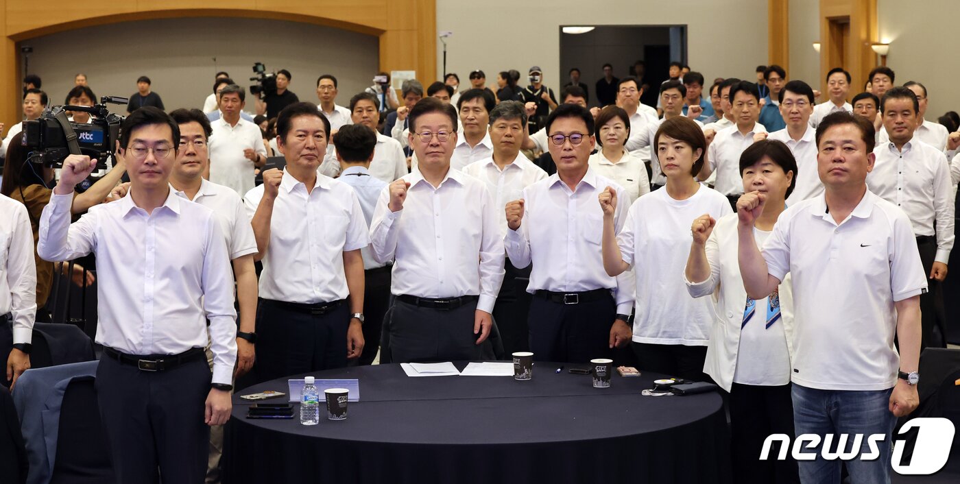 본문 이미지 - 이재명 더불어민주당 대표와 의원들이 29일 오전 강원 원주시 오크밸리리조트에서 열린 '2023 정기국회 대비 국회의원 워크숍'에서 정기국회·후쿠시마 핵물질 오염수 해양투기 비생행동 결의문 채택을 마치고 파이팅을 외치고 있다. 2023.8.29/뉴스1 ⓒ News1 황기선 기자