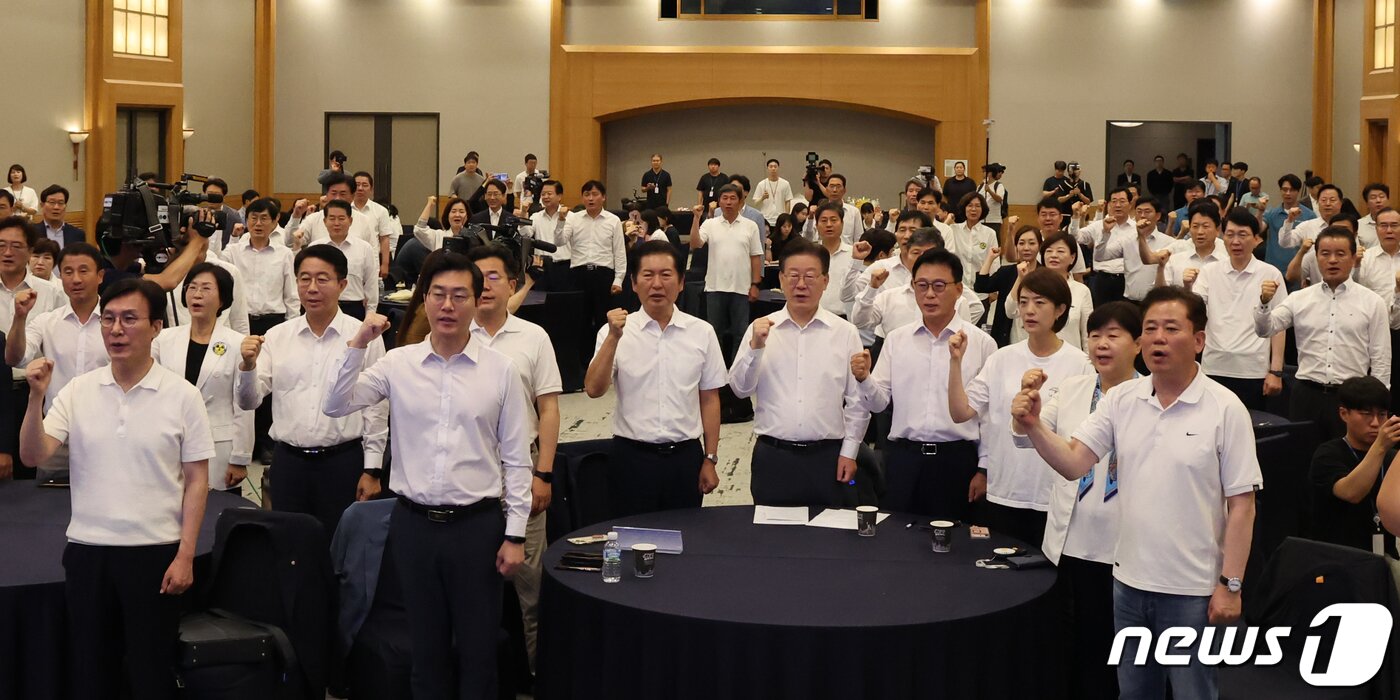 본문 이미지 - 이재명 더불어민주당 대표와 의원들이 29일 오전 강원 원주시 오크밸리리조트에서 열린 '2023 정기국회 대비 국회의원 워크숍'에서 정기국회·후쿠시마 핵물질 오염수 해양투기 비생행동 결의문 채택을 마치고 파이팅을 외치고 있다. 2023.8.29/뉴스1 ⓒ News1 황기선 기자