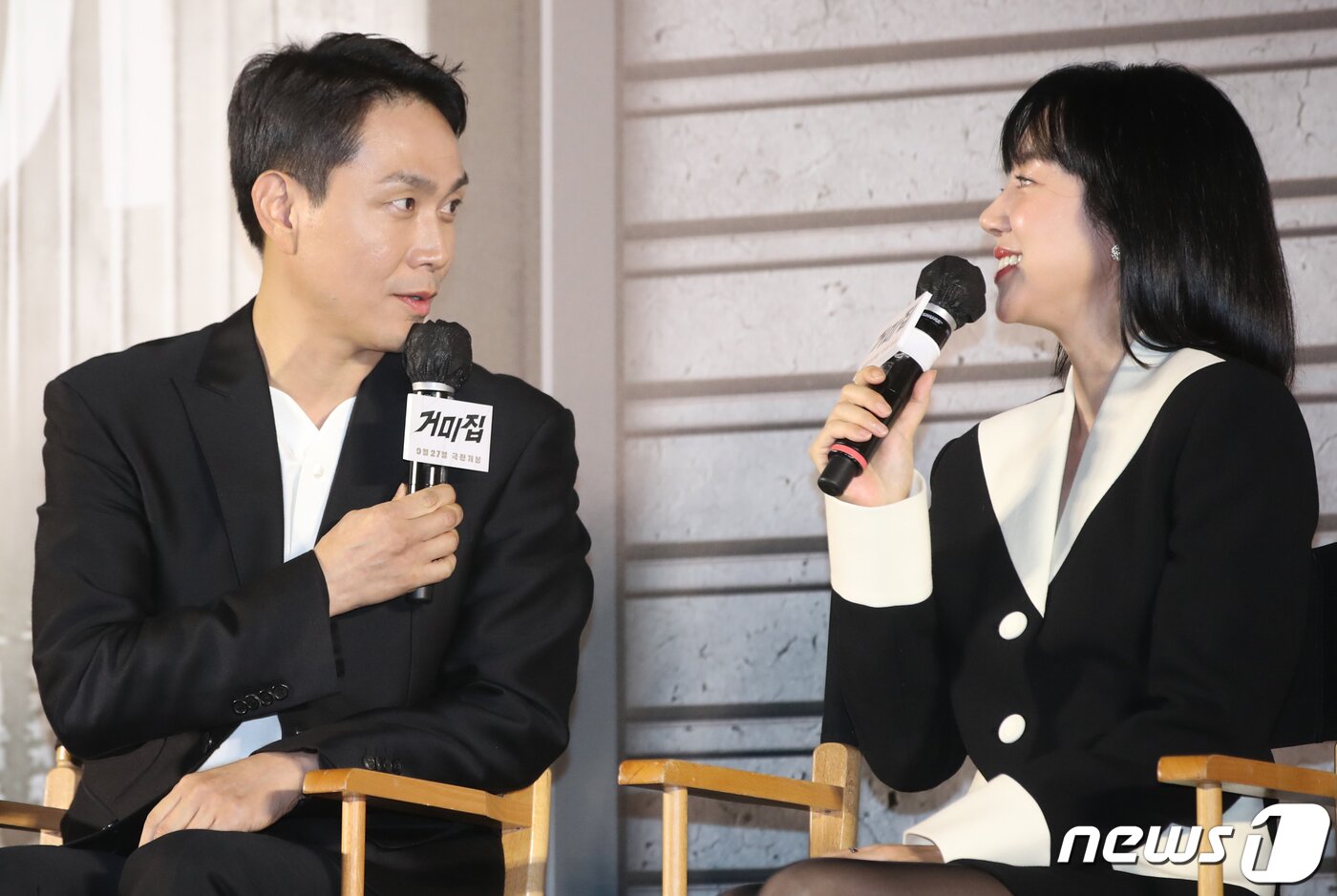 본문 이미지 - 배우 오정세와 임수정(오른쪽)이 29일 서울 용산구 CGV용산아이파크몰에서 열린 영화 '거미집' 제작보고회에서 서로의 호흡에 대해 이야기를 하고 있다. ⓒ News1 권현진 기자
