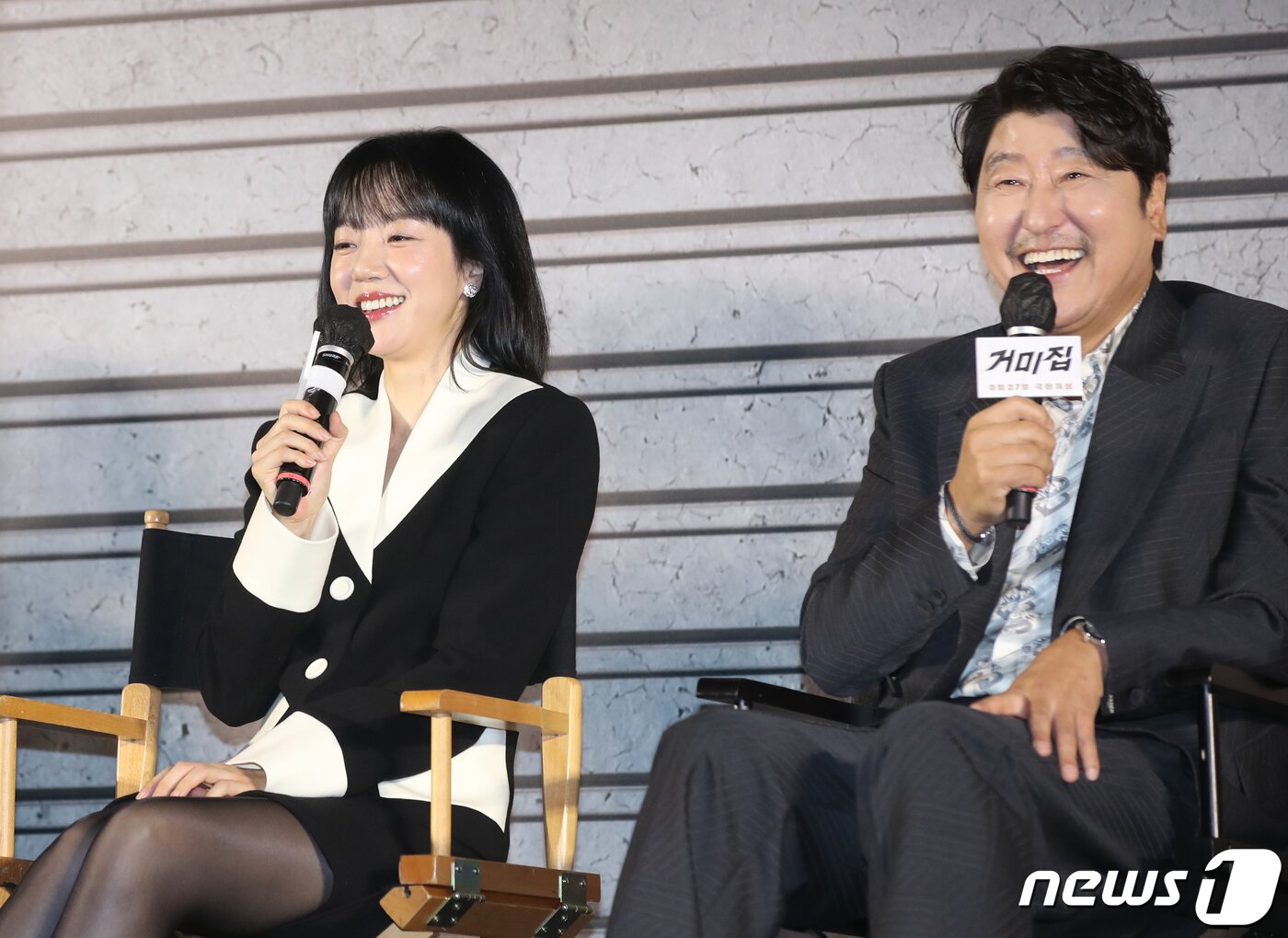 본문 이미지 - 배우 임수정과 송강호(오른쪽)가 29일 서울 용산구 CGV용산아이파크몰에서 열린 영화 '거미집' 제작보고회에서 서로의 호흡에 대해 이야기를 하고 있다. ⓒ News1 권현진 기자