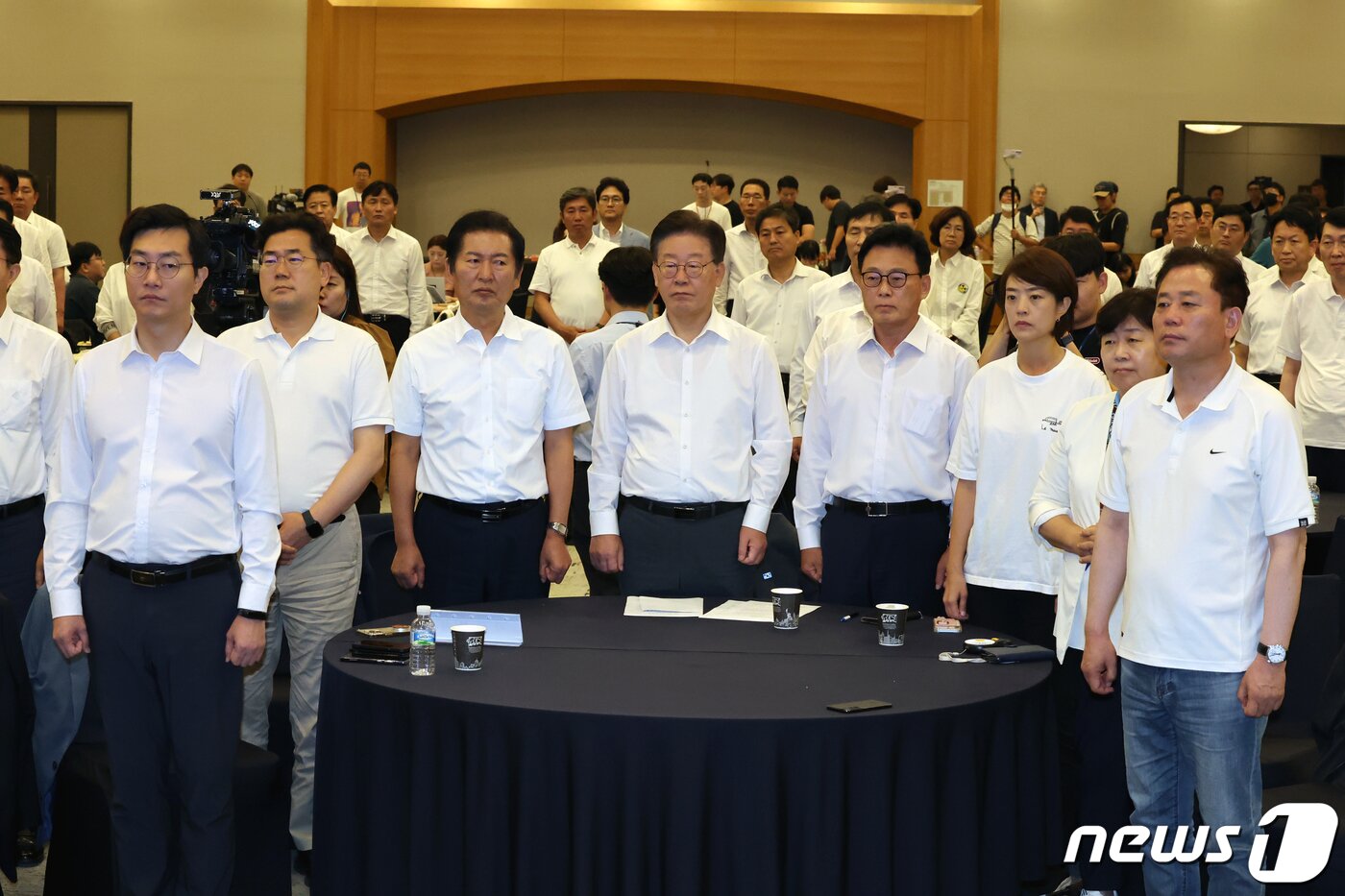 본문 이미지 - 이재명 더불어민주당 대표와 의원들이 29일 오전 강원 원주시 오크밸리리조트에서 열린 '2023 정기국회 대비 국회의원 워크숍'에서 정기국회·후쿠시마 핵물질 오염수 해양투기 비생행동 결의문 채택 발표를 경청하고 있다. 2023.8.29/뉴스1 ⓒ News1 황기선 기자