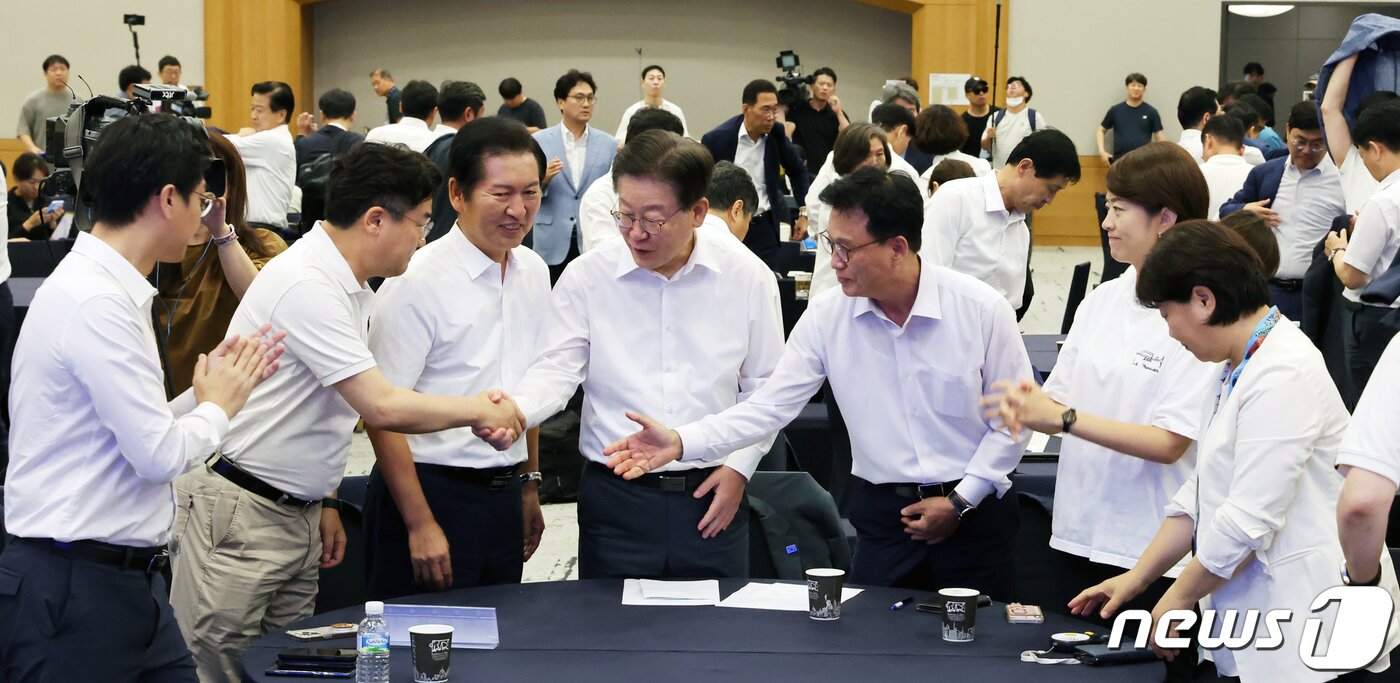 본문 이미지 - 더불어민주당 이재명 대표와 박광온 원내대표 및 지도부가 29일 오전 강원 원주시 오크밸리리조트에서 열린 '2023 정기국회 대비 국회의원 워크숍'에서 정기국회·후쿠시마 핵물질 오염수 해양투기 비생행동 결의문 채택을 마치고 악수하고 있다. 2023.8.29/뉴스1 ⓒ News1 황기선 기자