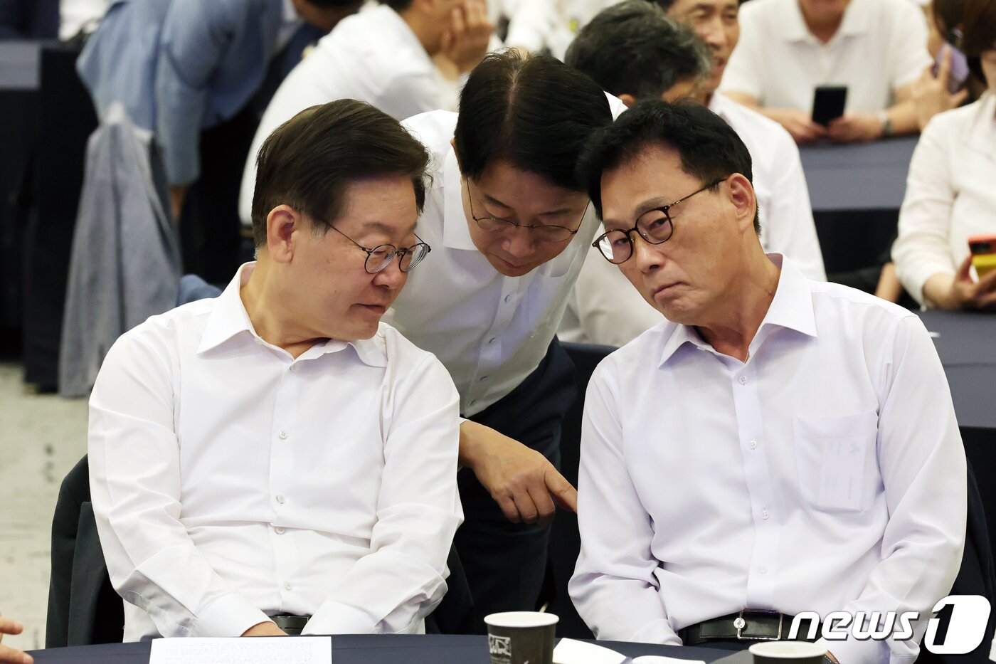 본문 이미지 - 더불어민주당 이재명 대표와 박광온 원내대표, 조정식 사무총장이 29일 오전 강원 원주시 오크밸리리조트에서 열린 '2023 정기국회 대비 국회의원 워크숍'에서 대화를 나누고 있다. 2023.8.29/뉴스1 ⓒ News1 황기선 기자