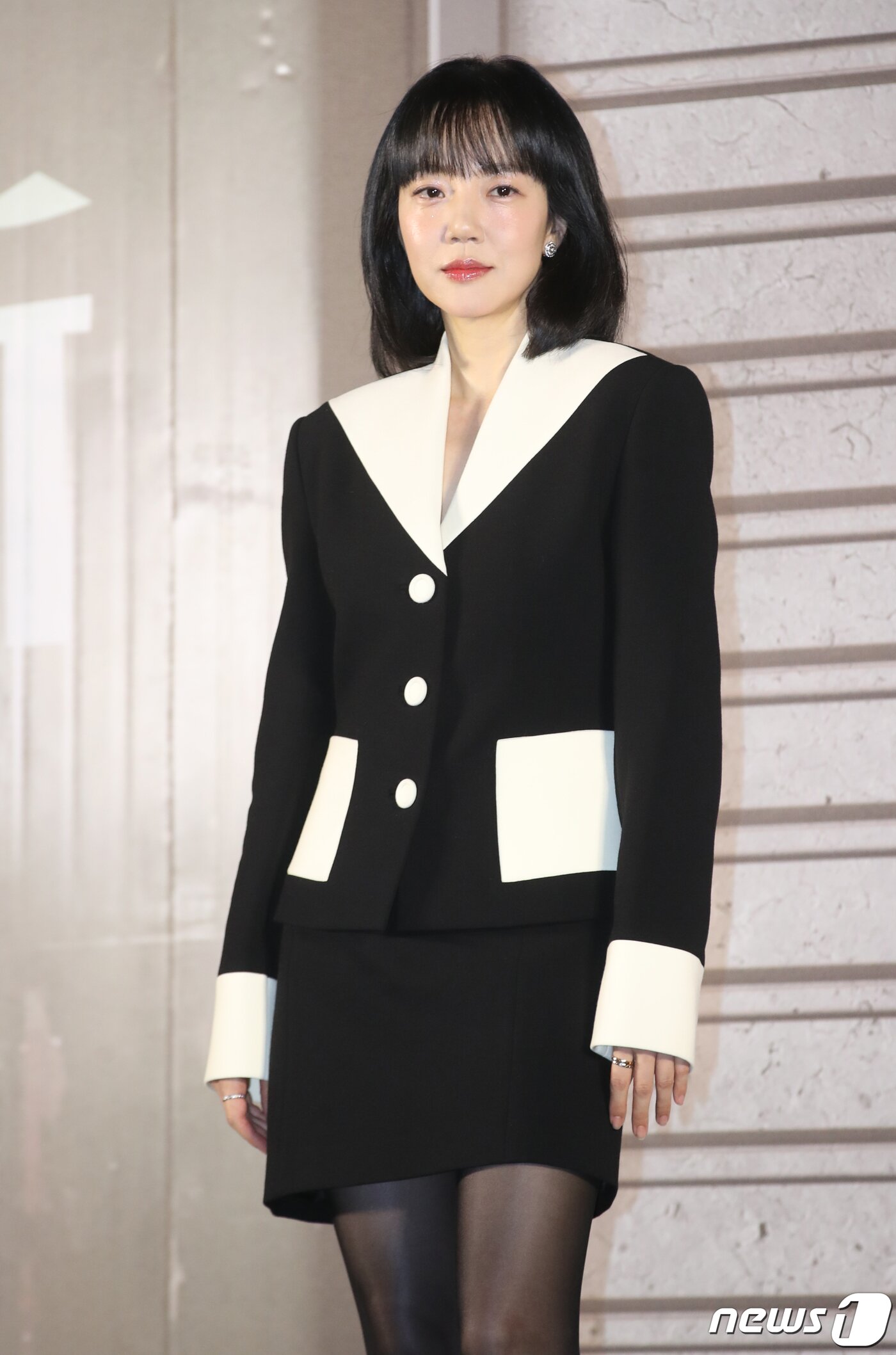 본문 이미지 - 배우 임수정이 29일 서울 용산구 CGV용산아이파크몰에서 열린 영화 '거미집' 제작보고회에서 포즈를 취하고 있다. ⓒ News1 권현진 기자
