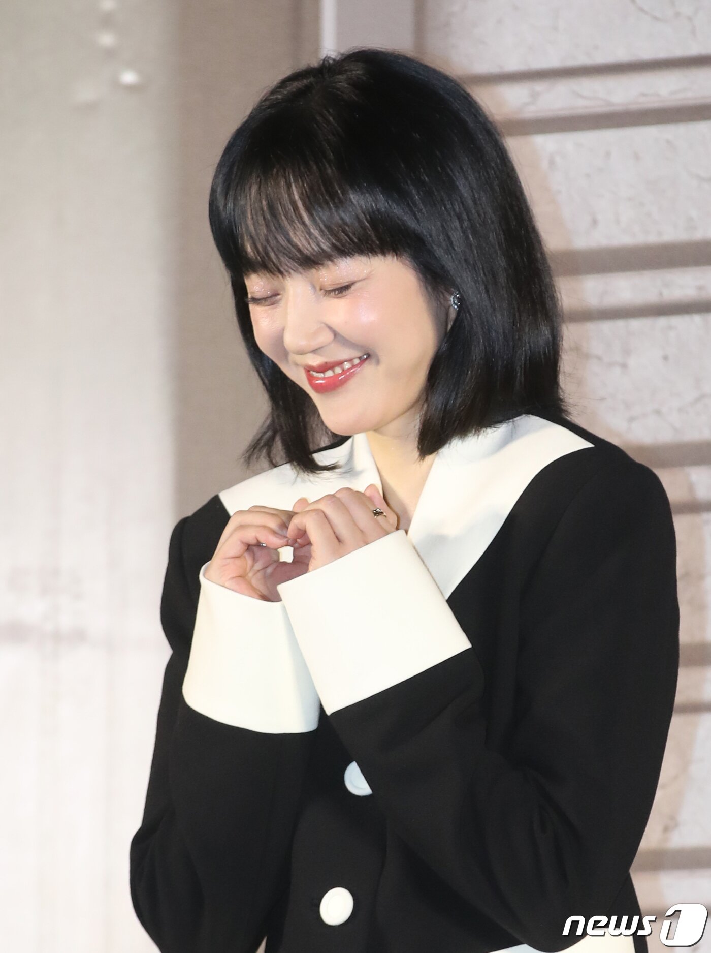 본문 이미지 - 배우 임수정이 29일 서울 용산구 CGV용산아이파크몰에서 열린 영화 '거미집' 제작보고회에서 수줍은 하트를 그리고 있다. ⓒ News1 권현진 기자
